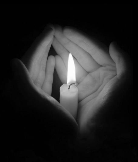 https://maessage.wordpress.com — une bougie éclaire deux mains entrouvertes autour d’elle. Photo en noir et blanc